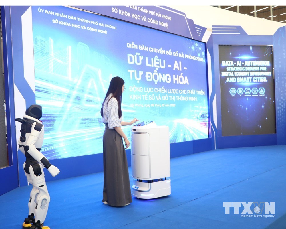 Màn trình diễn NEO H1 – robot giao hàng thông minh do Phenikaa-X phát triển. (Ảnh: Mạnh Minh/TTXVN)